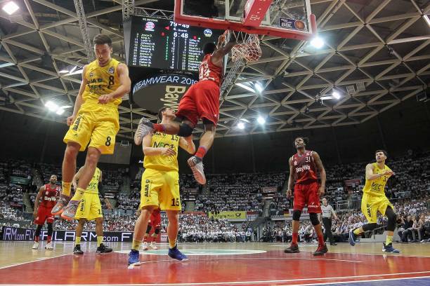 逐渐滑落至 逐渐滑落至